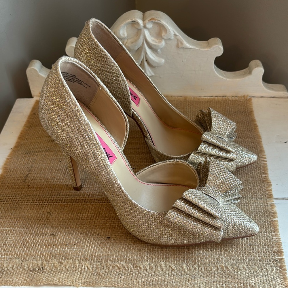 Womens Betsey Johnson Prince Dorsay Bow Toe Pumps, Gold used condition